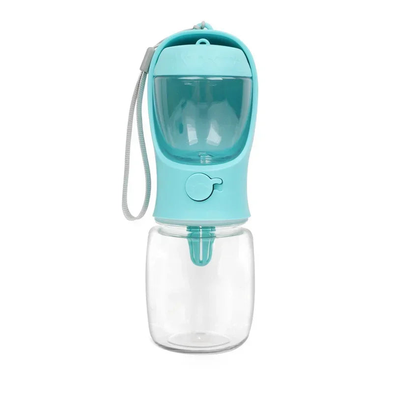 ¿Tienes una mascota y te encanta viajar o salir de paseo? ¡Esta botella portátil para perros y gatos es la solución perfecta para mantener a tu compañero peludo hidratado y bien alimentado dondequiera que vayas!