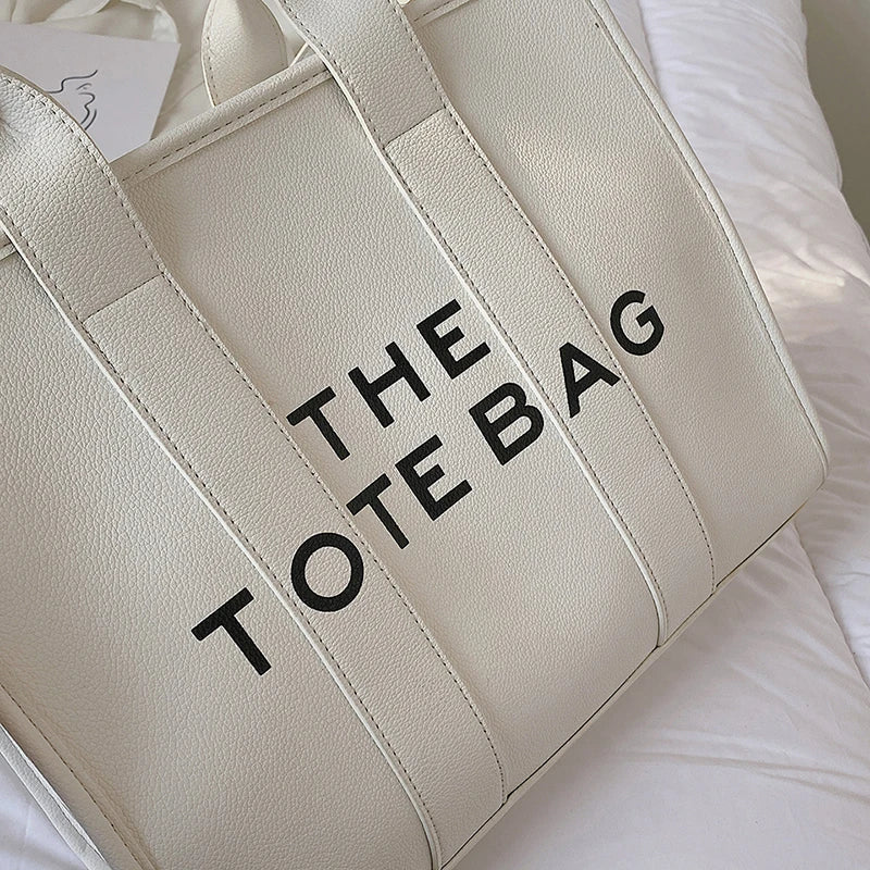Descubre el bolso perfecto para complementar tu estilo diario. Este bolso cruzado informal de color sólido es la combinación ideal de practicidad, estilo y comodidad. Con un diseño moderno y un acabado en lona resistente