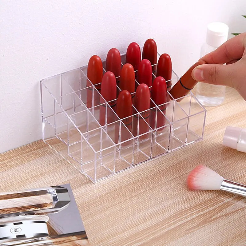 Estás buscando una manera funcional de organizar tus lápices labiales y esmaltes de uñas ,El Soporte Acrílico para Lápices Labiales de 24 Rejillas es la solución perfecta para mantener tus cosméticos organizados, accesibles y siempre a la vista