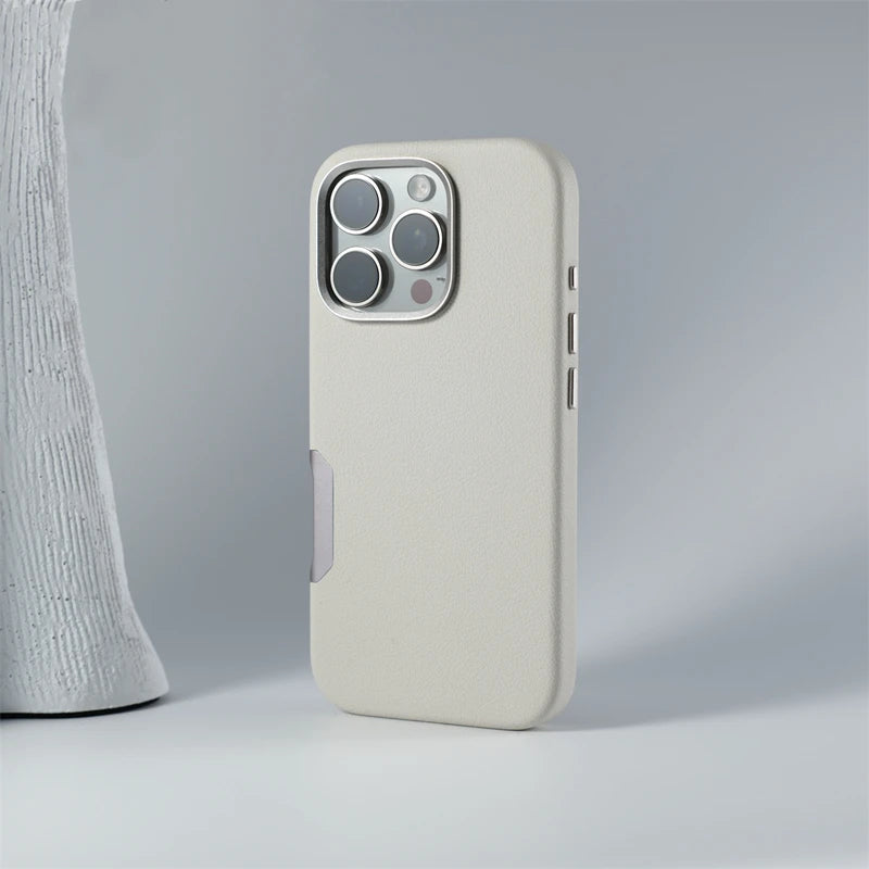 ¿Buscas una funda de teléfono que combine estilo, protección y funcionalidad? Nuestra Funda MagSafe de Cuero Sólido es la elección perfecta para tu iPhone 16 Pro Max, iPhone 16 Pro, iPhone 16 Plus o iPhone 16