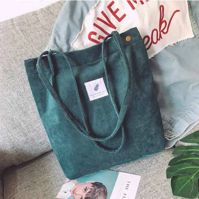 ¡Lleva todo lo que necesitas con estilo y comodidad! Esta bolsa para mujer de pana no solo es espaciosa, sino que también tiene un diseño versátil que se adapta perfectamente a cualquier ocasión.