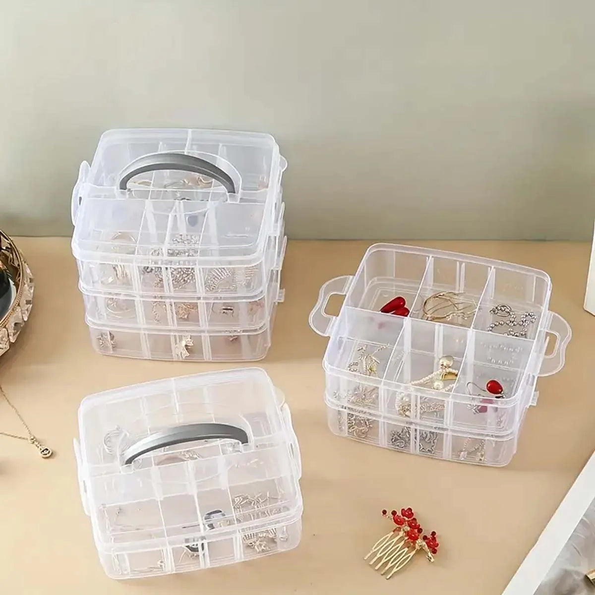 Mantén tus objetos pequeños organizados y al alcance de la mano con esta caja organizadora apilable de 3 niveles. Con 18 compartimentos ajustables, este contenedor de plástico transparente es perfecto para guardar desde juguetes, hasta joyas