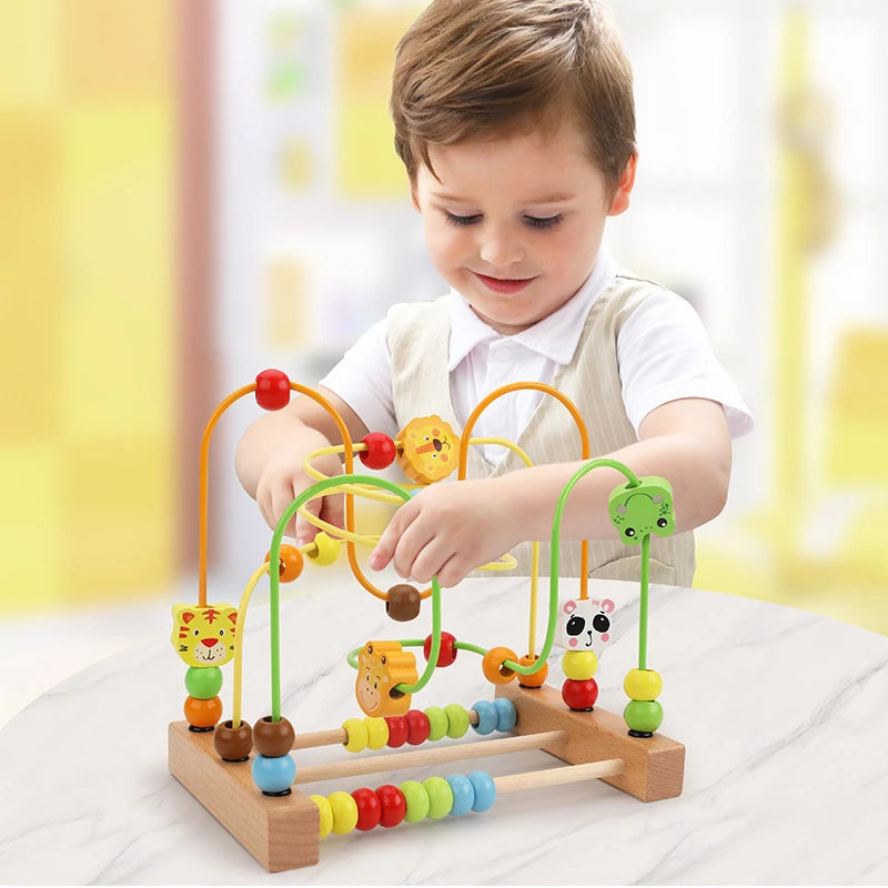 Este laberinto de cuentas de madera Montessori es mucho más que un simple juguete: ¡es una herramienta educativa esencial para el aprendizaje temprano de tu hijo!