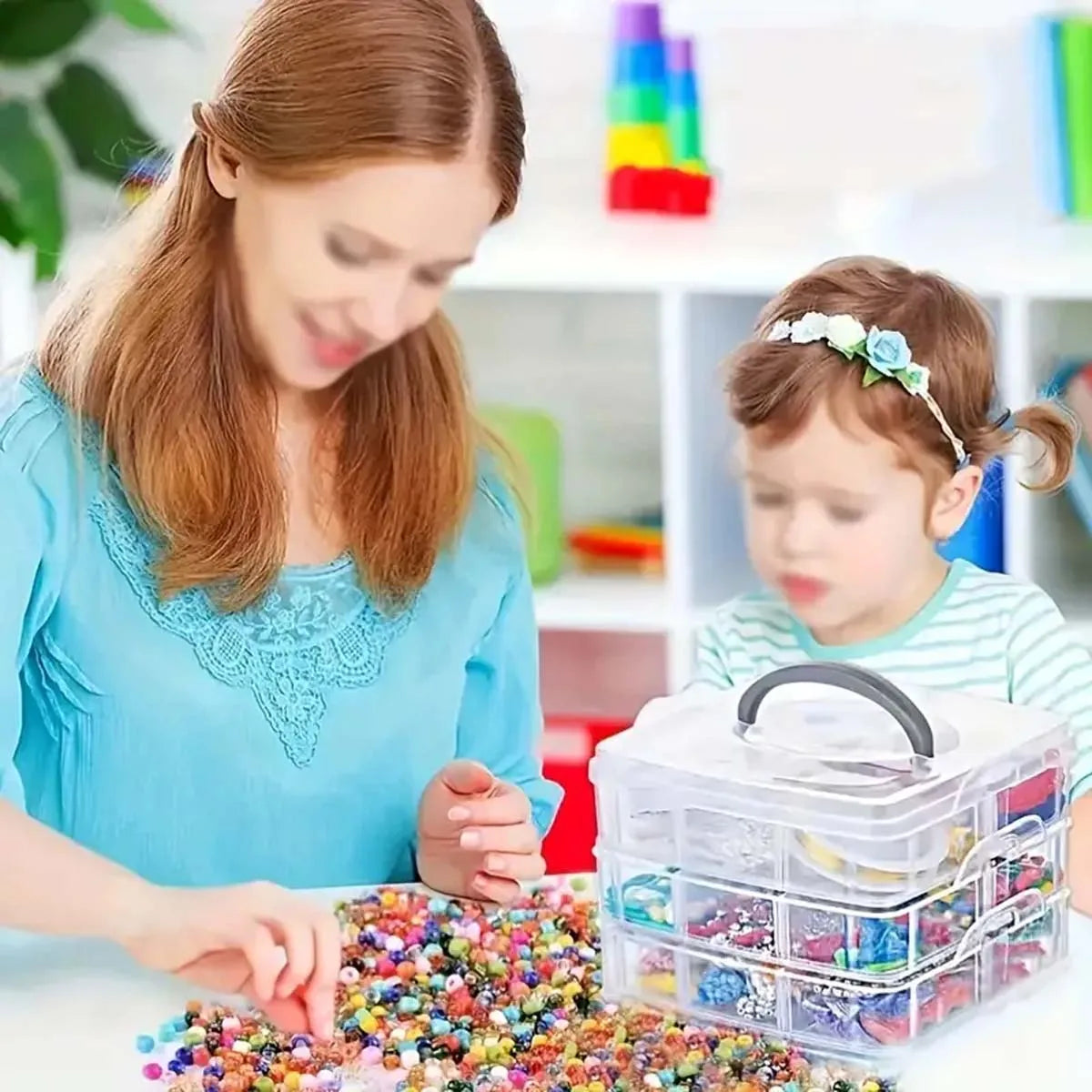Mantén tus objetos pequeños organizados y al alcance de la mano con esta caja organizadora apilable de 3 niveles. Con 18 compartimentos ajustables, este contenedor de plástico transparente es perfecto para guardar desde juguetes, hasta joyas