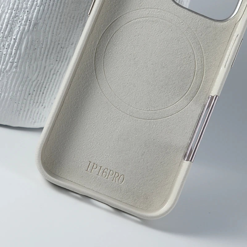 ¿Buscas una funda de teléfono que combine estilo, protección y funcionalidad? Nuestra Funda MagSafe de Cuero Sólido es la elección perfecta para tu iPhone 16 Pro Max, iPhone 16 Pro, iPhone 16 Plus o iPhone 16