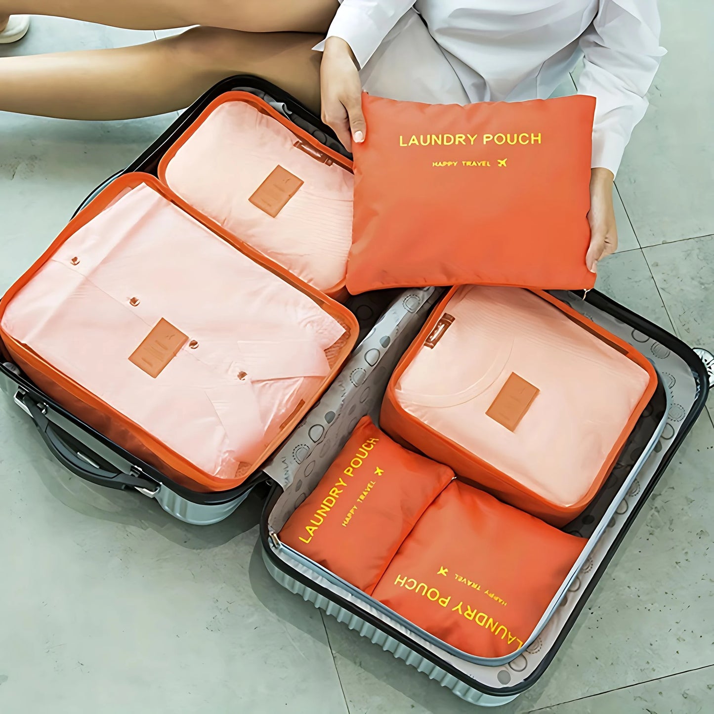 ¿Te gustaría mantener tu equipaje perfectamente organizado y protegido durante tus viajes? Con nuestro Juego de Bolsas de Almacenamiento para Viaje, podrás organizar fácilmente tus pertenencias, desde ropa y calzado hasta artículos pequeños y accesorios