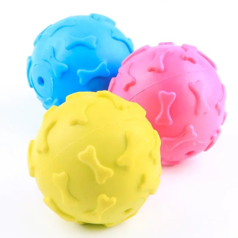 ¡Haz que tu mascota disfrute de horas de diversión y ejercicio con este juguete para perros de goma de alta calidad! Perfecto para perros pequeños, este juguete interactivo no solo ayuda a aliviar el aburrimiento