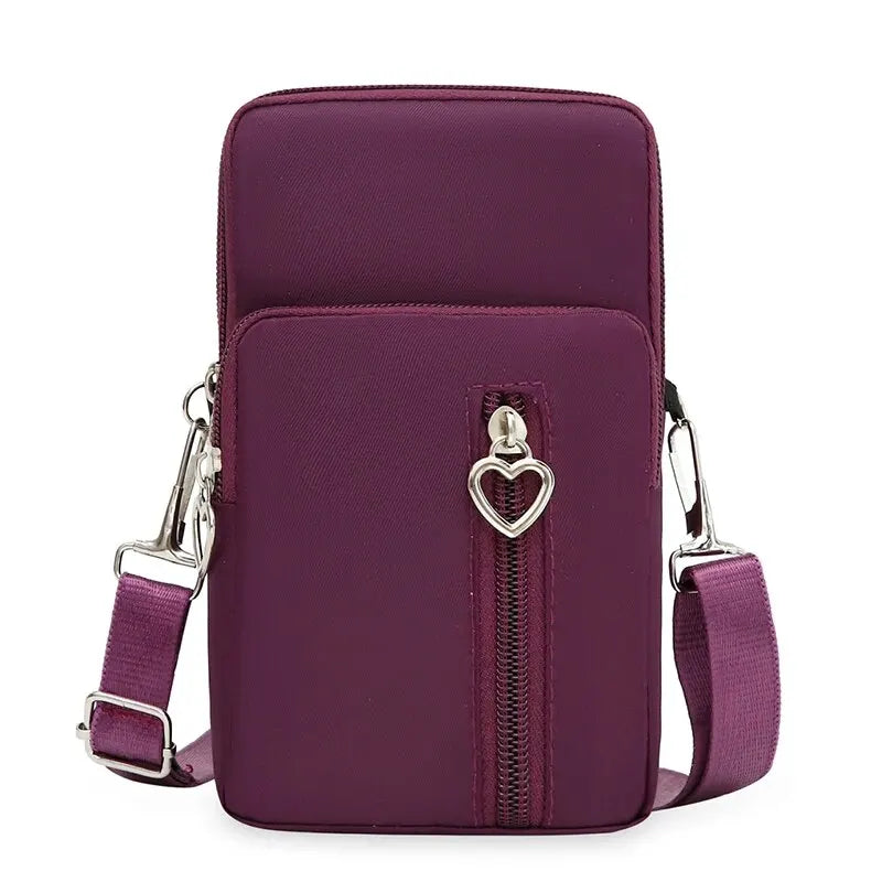 Lleva todo lo que necesitas con comodidad y estilo con este mini bolso cruzado impermeable.