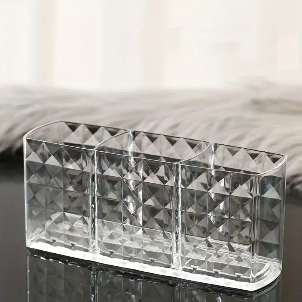 Mantén tu espacio de belleza ordenado y estilizado con el Soporte Acrílico para Brochas de Maquillaje y Organizador de Cosméticos. Diseñado para ofrecer una solución práctica y elegante para tus productos favoritos