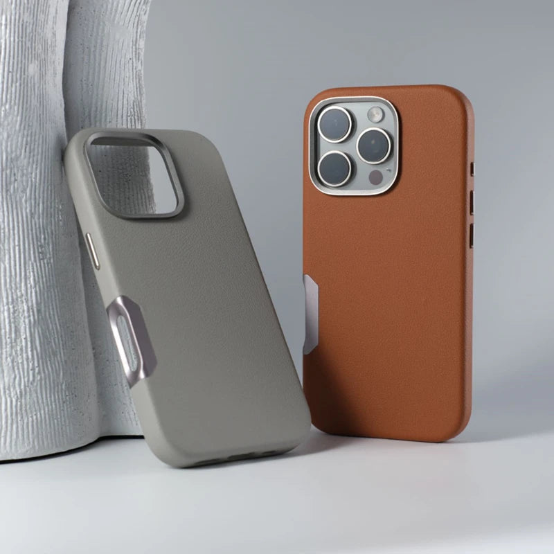 ¿Buscas una funda de teléfono que combine estilo, protección y funcionalidad? Nuestra Funda MagSafe de Cuero Sólido es la elección perfecta para tu iPhone 16 Pro Max, iPhone 16 Pro, iPhone 16 Plus o iPhone 16