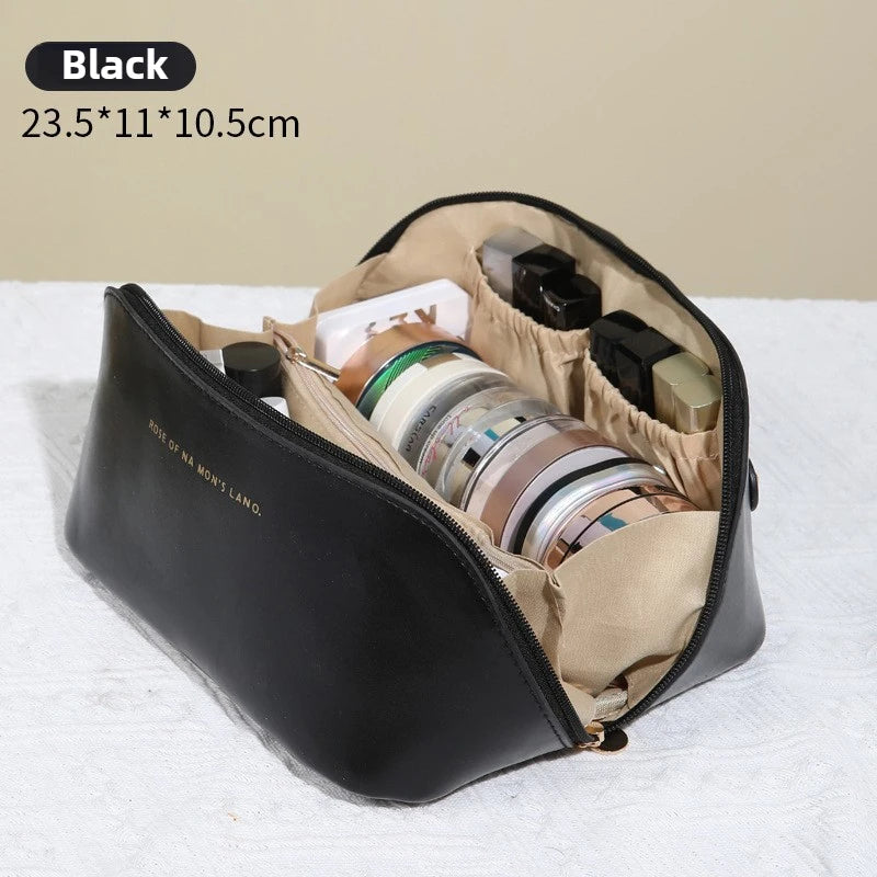 Mantén tus cosméticos organizados y al alcance de tu mano con esta bolsa de cosméticos de gran capacidad, ideal para viajes y uso diario. Su diseño elegante y funcional combina estilo y practicidad, perfecta para quienes buscan comodidad