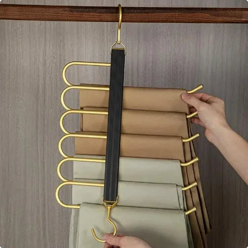 ¡Descubre la manera más inteligente de organizar tu armario! Las perchas multifuncionales 6 en 1 no solo ahorran espacio, sino que también mantienen tu ropa organizada, sin arrugas y siempre accesible.