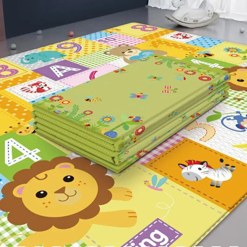 Esta alfombra plegable es perfecta para brindar un espacio seguro mientras tu bebé gatea, juega y aprende.