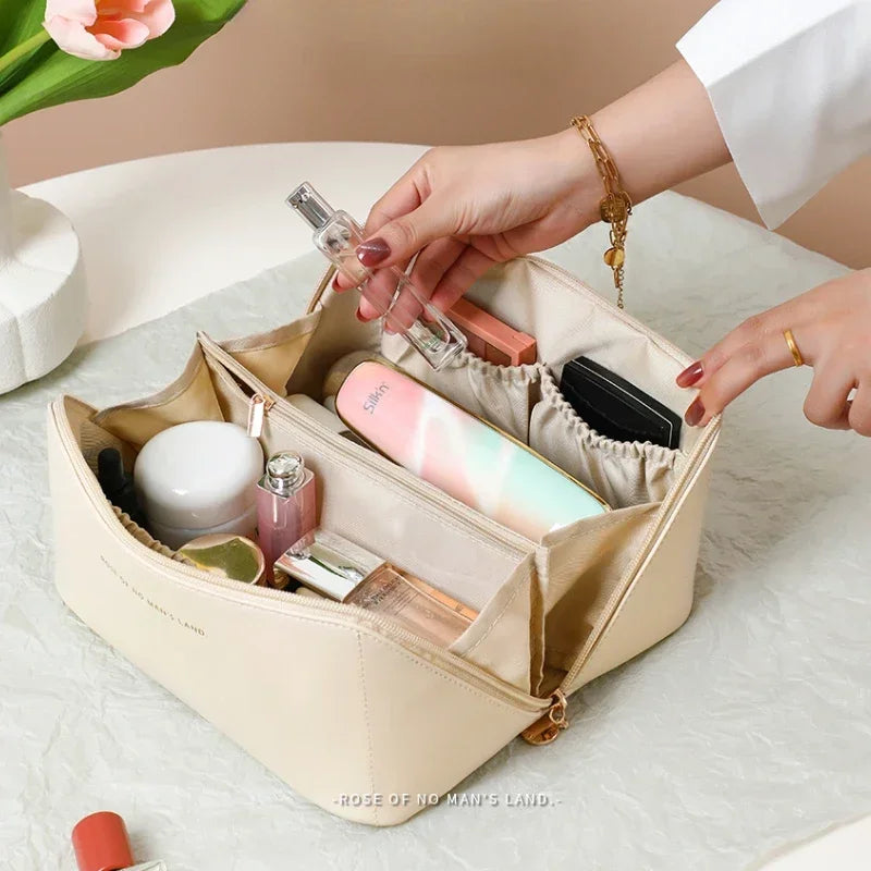 Mantén tus cosméticos organizados y al alcance de tu mano con esta bolsa de cosméticos de gran capacidad, ideal para viajes y uso diario. Su diseño elegante y funcional combina estilo y practicidad, perfecta para quienes buscan comodidad