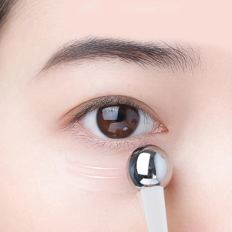 Combate esas ojeras y arrugas con este rodillo facial 2 en 1