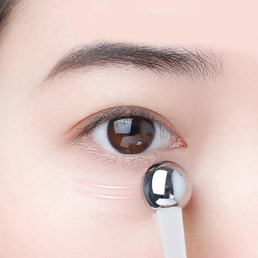 Combate esas ojeras y arrugas con este rodillo facial 2 en 1