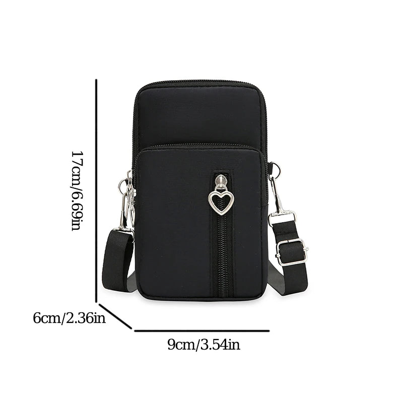 Lleva todo lo que necesitas con comodidad y estilo con este mini bolso cruzado impermeable.