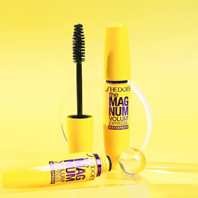 Logra una Mirada Intensa y Definida todo el día sin Retoques con esta Máscara de pestañas Waterproof.