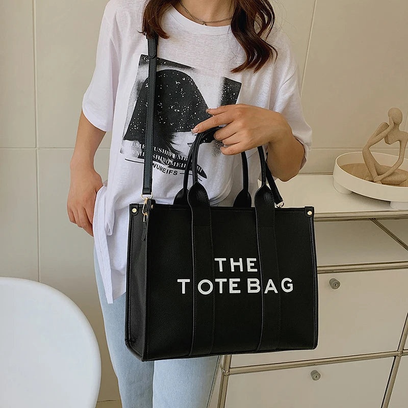 Descubre el bolso perfecto para complementar tu estilo diario. Este bolso cruzado informal de color sólido es la combinación ideal de practicidad, estilo y comodidad. Con un diseño moderno y un acabado en lona resistente