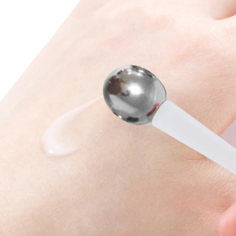 Combate esas ojeras y arrugas con este rodillo facial 2 en 1