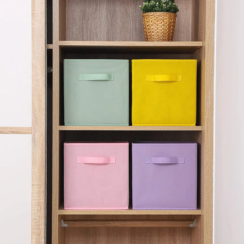 ¿Necesitas una solución práctica y ordenada para almacenar tus pertenencias? ¡Nuestros Cubos de Almacenamiento de Tela Plegables son la respuesta perfecta! Diseñados para ayudarte a mantener tu hogar organizado