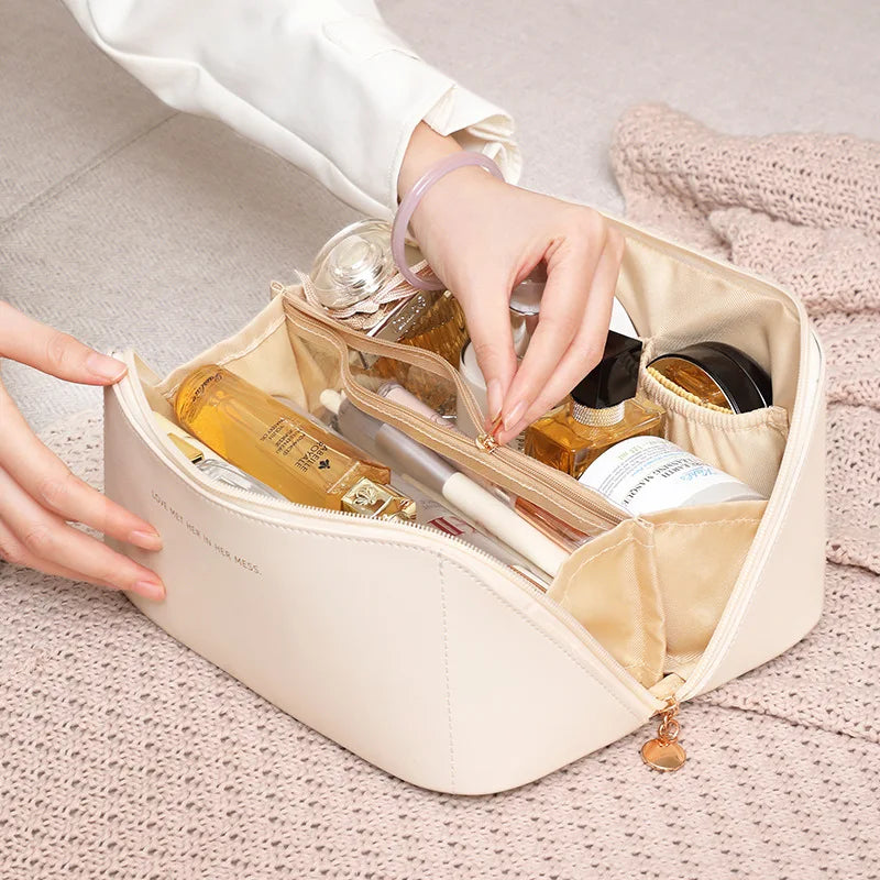 Mantén tus cosméticos organizados y al alcance de tu mano con esta bolsa de cosméticos de gran capacidad, ideal para viajes y uso diario. Su diseño elegante y funcional combina estilo y practicidad, perfecta para quienes buscan comodidad