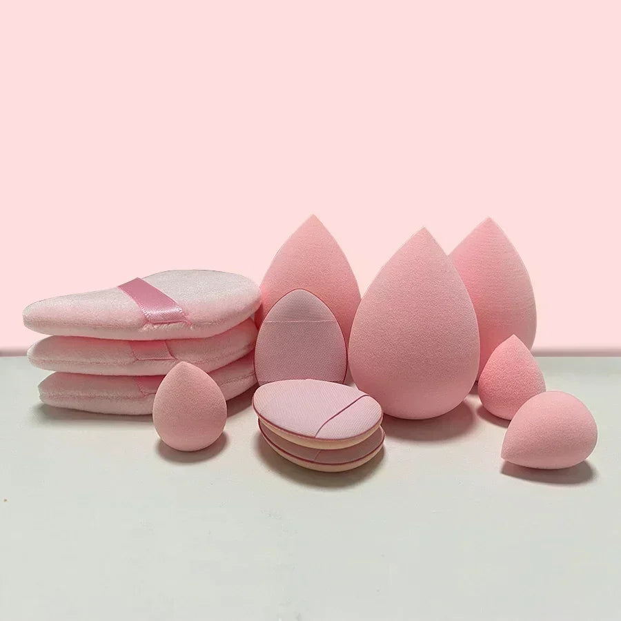 Luce un maquillaje impecable con estas esponjas de maquillaje, ideales para aplicar y mezclar productos como base, contorno, corrector y polvo. Con un diseño supersuave y una textura que se adapta perfectamente a tu piel(tenemos en diferentes colores)