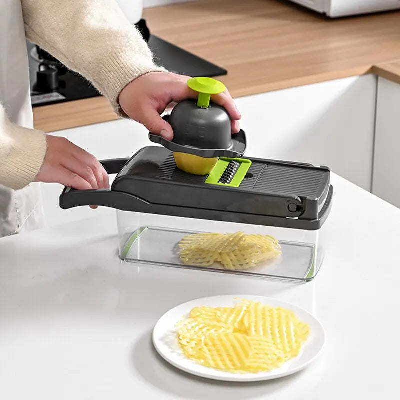 Transforma tu experiencia en la cocina con el Cortador Multifuncional 12 en 1 Verde y Negro! Diseñado para simplificar tu vida, este cortador es la herramienta definitiva para preparar frutas y verduras de manera rápida, eficiente y segura