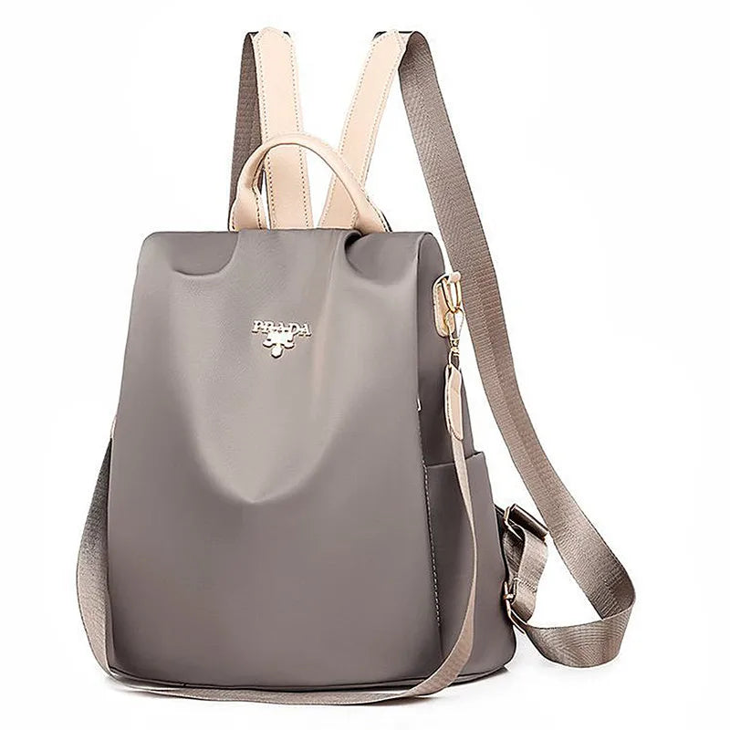 La Mochila Oxford Impermeable para mujer es el accesorio perfecto que combina moda, seguridad y practicidad en un solo diseño. Con una estructura sofisticada y características innovadoras, esta mochila no solo te permitirá llevar todo lo que necesitas