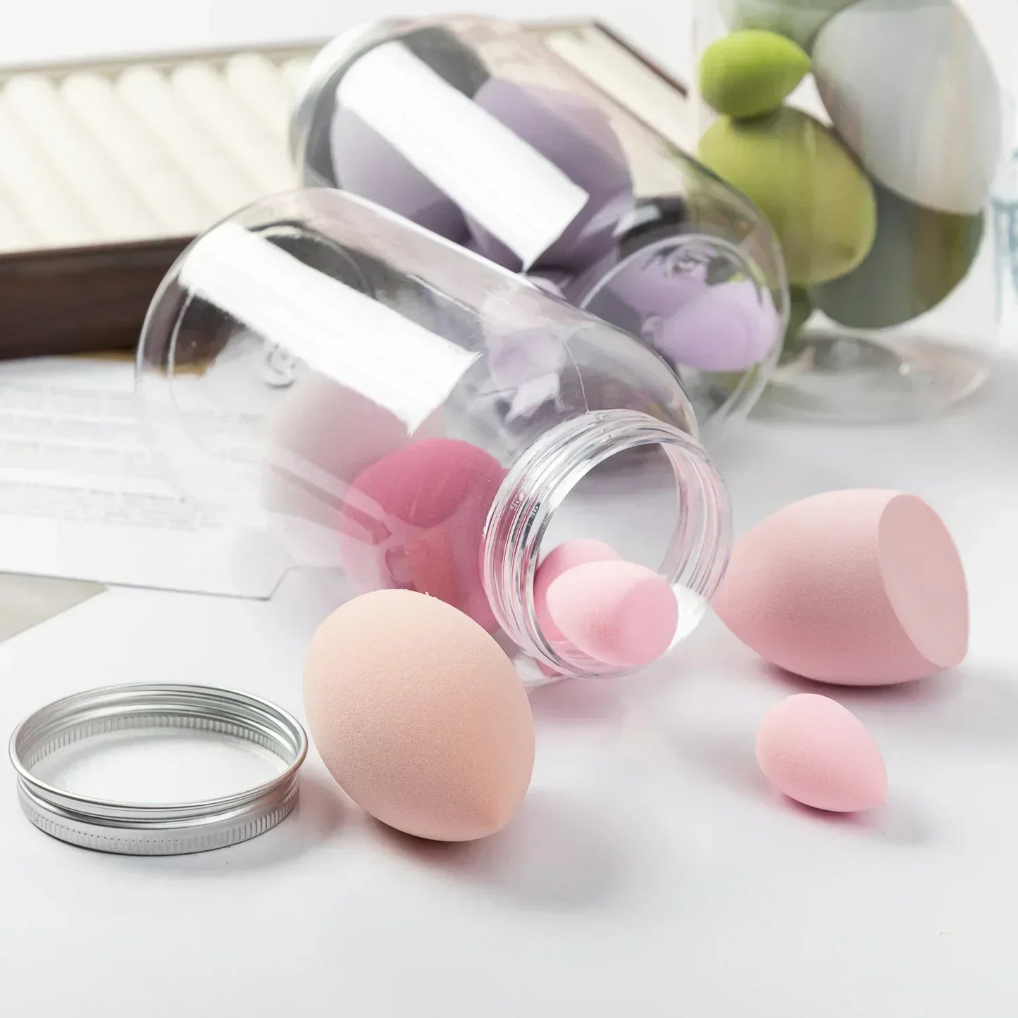 Luce un maquillaje impecable con estas esponjas de maquillaje, ideales para aplicar y mezclar productos como base, contorno, corrector y polvo. Con un diseño supersuave y una textura que se adapta perfectamente a tu piel(tenemos en diferentes colores)