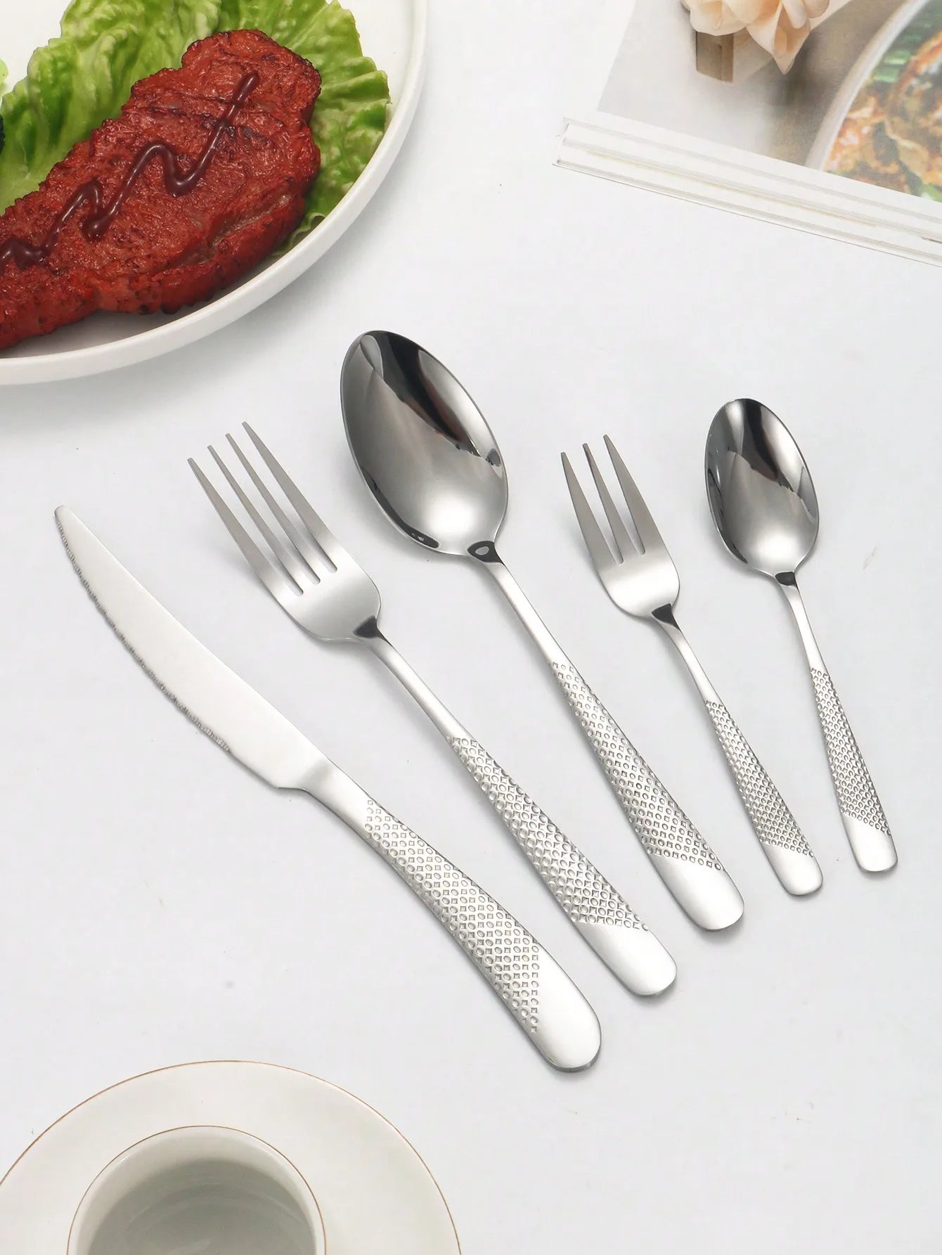 Elegancia y Durabilidad para tu Mesa! Dale un toque de lujo a tu mesa con este juego de cubiertos de acero inoxidable.