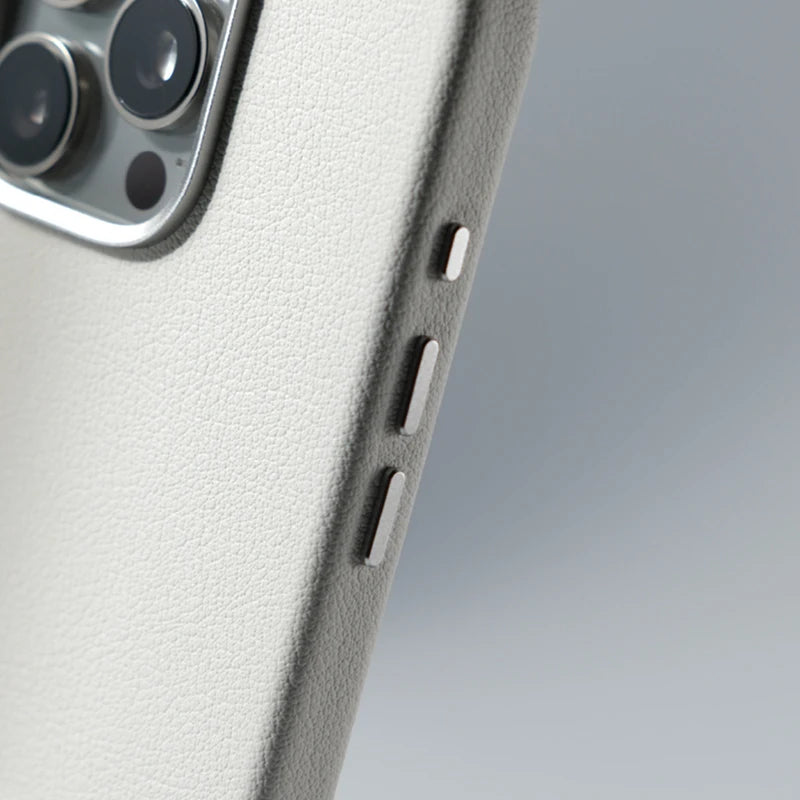 ¿Buscas una funda de teléfono que combine estilo, protección y funcionalidad? Nuestra Funda MagSafe de Cuero Sólido es la elección perfecta para tu iPhone 16 Pro Max, iPhone 16 Pro, iPhone 16 Plus o iPhone 16