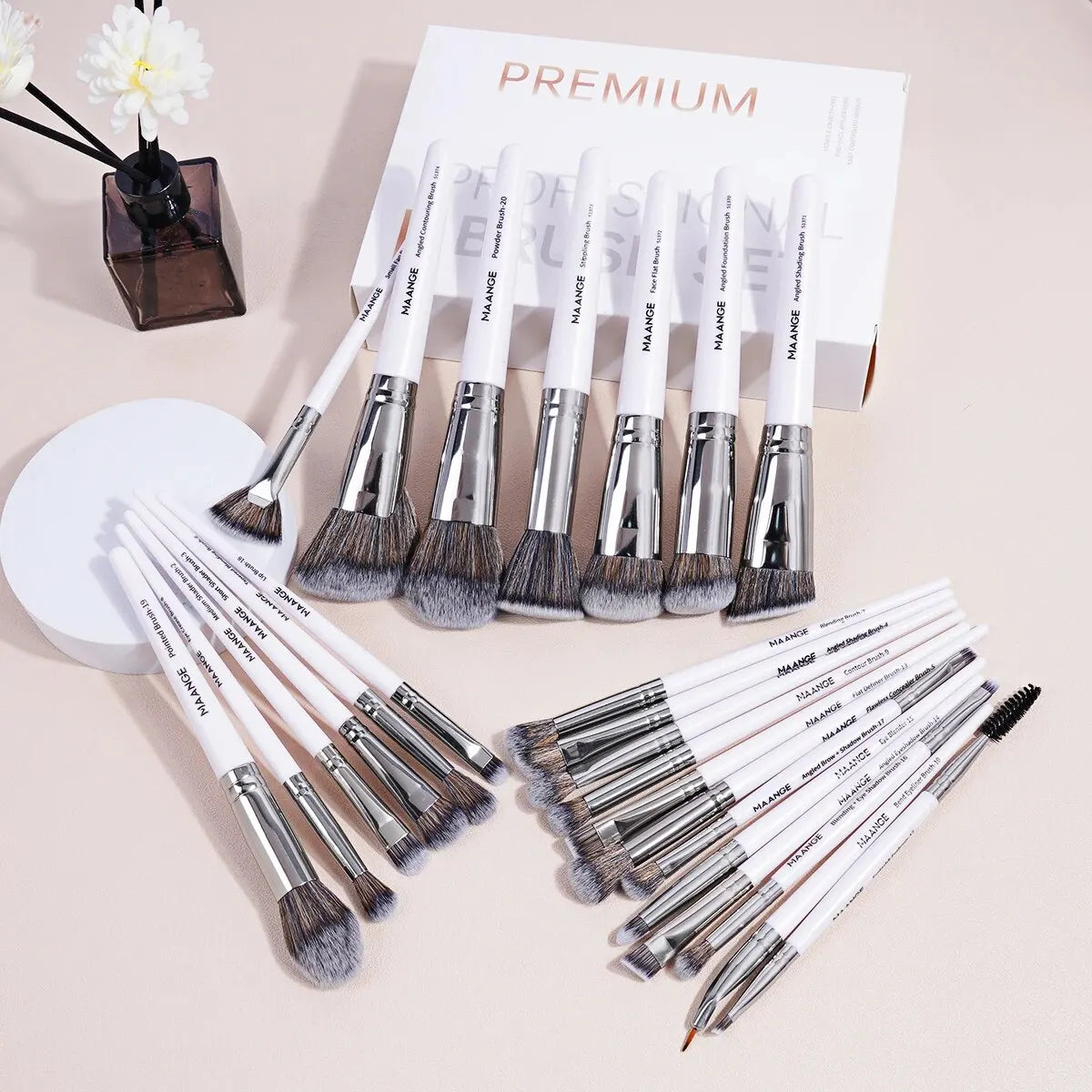 ¿Buscas un kit de maquillaje que tenga todo lo que necesitas para conseguir un look perfecto? El Kit de Brochas de Maquillaje MAANGE es la elección ideal, tanto si eres principiante como si eres un experto en maquillaje.