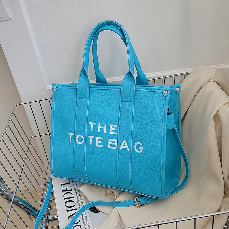 Descubre el bolso perfecto para complementar tu estilo diario. Este bolso cruzado informal de color sólido es la combinación ideal de practicidad, estilo y comodidad. Con un diseño moderno y un acabado en lona resistente