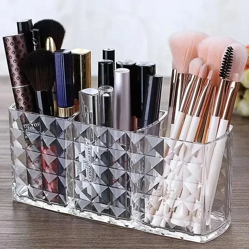Mantén tu espacio de belleza ordenado y estilizado con el Soporte Acrílico para Brochas de Maquillaje y Organizador de Cosméticos. Diseñado para ofrecer una solución práctica y elegante para tus productos favoritos