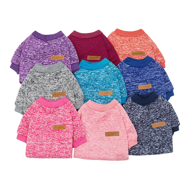 ¡Mantén a tu mascota elegante y cálida durante los meses fríos! Esta chaqueta para cachorros y gatos pequeños está diseñada para ofrecer comodidad, estilo y calor en la temporada de otoño e invierno. Con un diseño clásico y materiales suaves