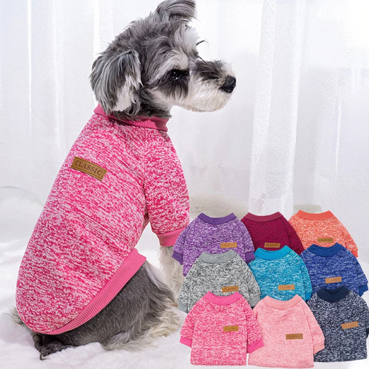 ¡Mantén a tu mascota elegante y cálida durante los meses fríos! Esta chaqueta para cachorros y gatos pequeños está diseñada para ofrecer comodidad, estilo y calor en la temporada de otoño e invierno. Con un diseño clásico y materiales suaves
