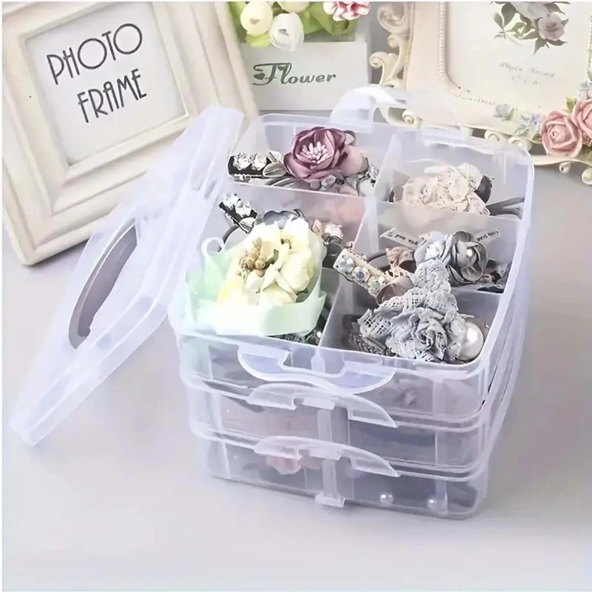 Mantén tus objetos pequeños organizados y al alcance de la mano con esta caja organizadora apilable de 3 niveles. Con 18 compartimentos ajustables, este contenedor de plástico transparente es perfecto para guardar desde juguetes, hasta joyas
