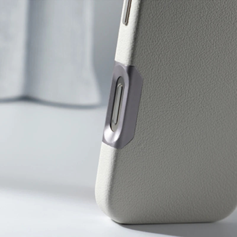 ¿Buscas una funda de teléfono que combine estilo, protección y funcionalidad? Nuestra Funda MagSafe de Cuero Sólido es la elección perfecta para tu iPhone 16 Pro Max, iPhone 16 Pro, iPhone 16 Plus o iPhone 16