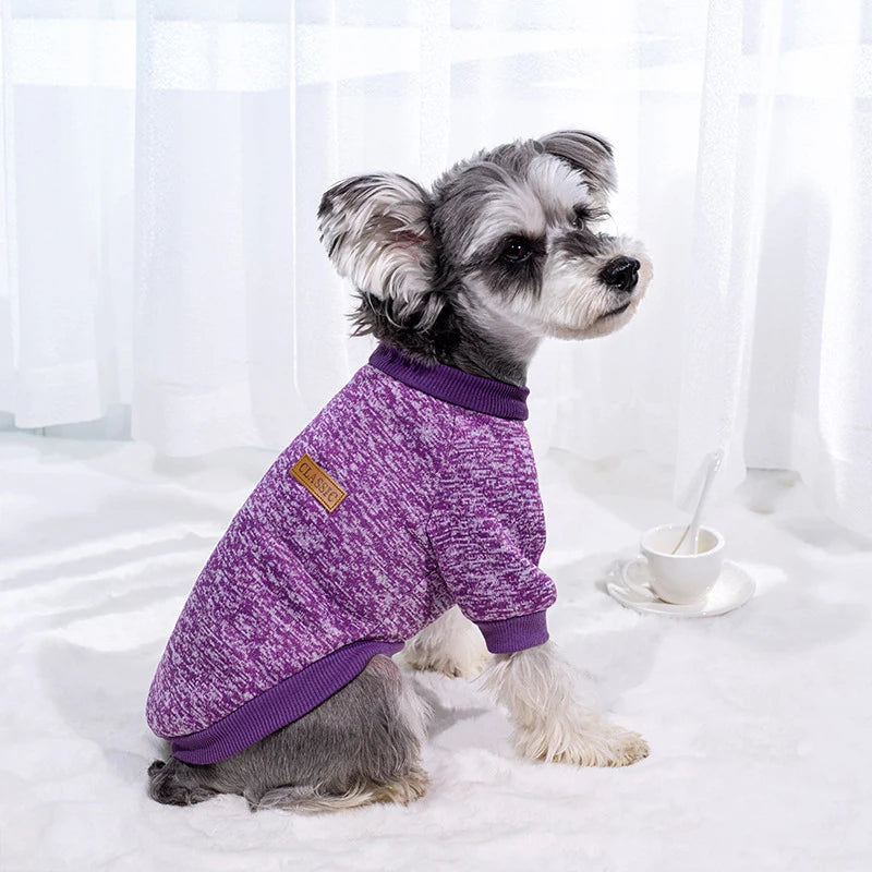 ¡Mantén a tu mascota elegante y cálida durante los meses fríos! Esta chaqueta para cachorros y gatos pequeños está diseñada para ofrecer comodidad, estilo y calor en la temporada de otoño e invierno. Con un diseño clásico y materiales suaves