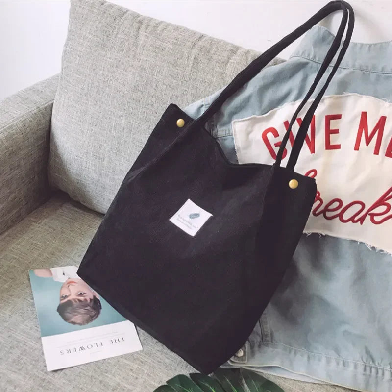 ¡Lleva todo lo que necesitas con estilo y comodidad! Esta bolsa para mujer de pana no solo es espaciosa, sino que también tiene un diseño versátil que se adapta perfectamente a cualquier ocasión.