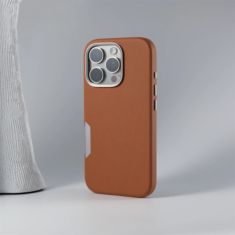 ¿Buscas una funda de teléfono que combine estilo, protección y funcionalidad? Nuestra Funda MagSafe de Cuero Sólido es la elección perfecta para tu iPhone 16 Pro Max, iPhone 16 Pro, iPhone 16 Plus o iPhone 16