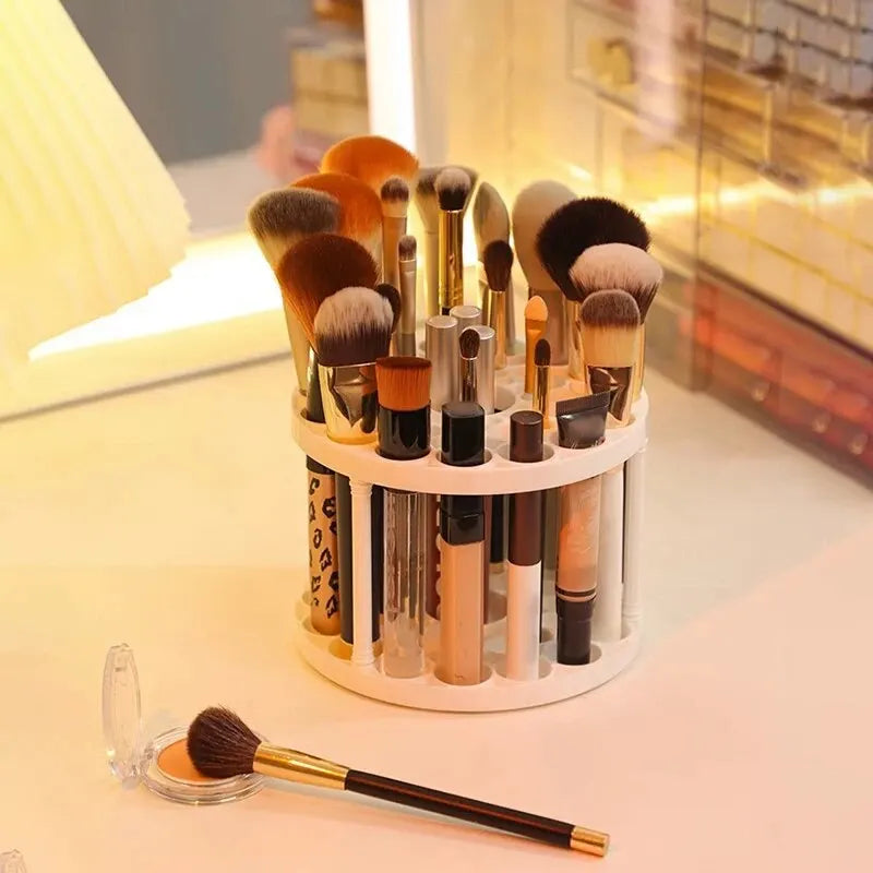 Olvídate del desorden y ten siempre a la mano tus herramientas de maquillaje de forma elegante y práctica.