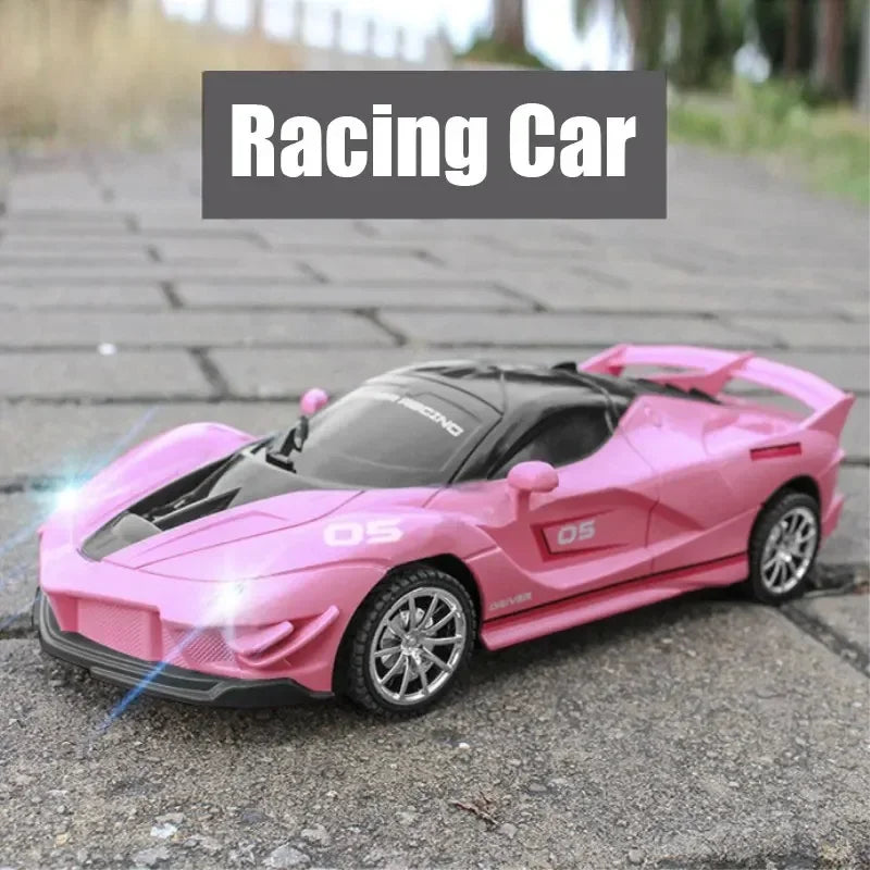 ¡El regalo perfecto para los pequeños amantes de la velocidad y la adrenalina! Presentamos el Coche de Deriva RC de alta velocidad, diseñado para ofrecer una experiencia de carreras realista y emocionante. Ideal para niños y niñas