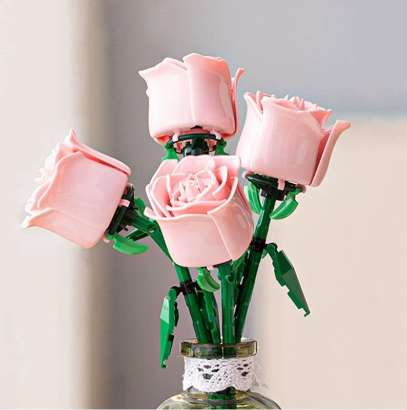 ¡Añade un toque de elegancia y creatividad a tu hogar con este ramo de orquídeas ,rosas artificiales! Este ramo no solo es una pieza decorativa, sino que también incorpora bloques de construcción, permitiendo una experiencia única al armarlo