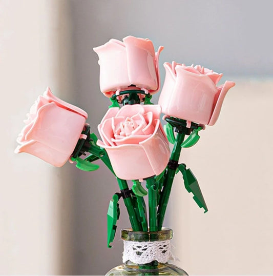 ¡Añade un toque de elegancia y creatividad a tu hogar con este ramo de orquídeas ,rosas artificiales! Este ramo no solo es una pieza decorativa, sino que también incorpora bloques de construcción, permitiendo una experiencia única al armarlo