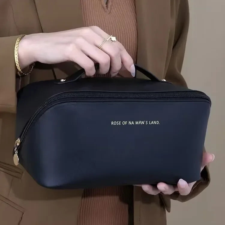 Organiza tu belleza con estilo y elegancia: Este Organizador de Maquillaje de Lujo es la solución perfecta para quienes buscan practicidad, diseño y durabilidad en un solo producto. Ideal para el uso diario o tus viajes