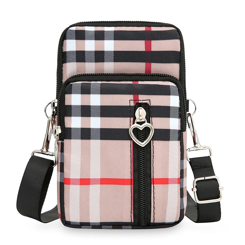 Lleva todo lo que necesitas con comodidad y estilo con este mini bolso cruzado impermeable.