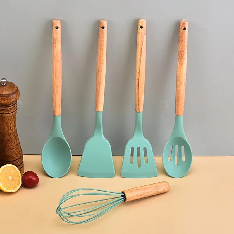 Renueva tu Cocina con este completo juego de Utensilios de Silicona con mango de madera.