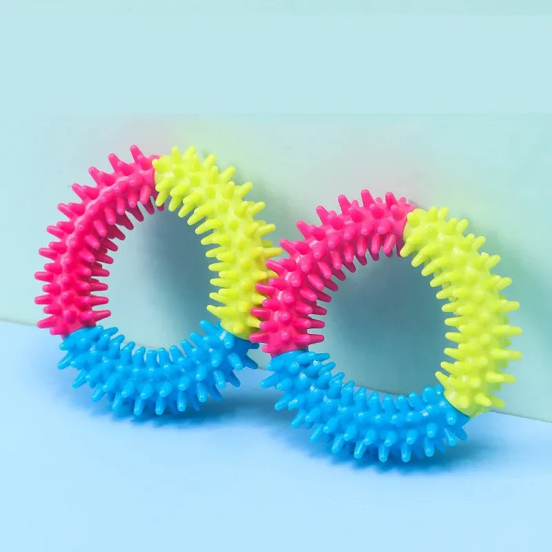 ¡Haz que tu mascota disfrute de horas de diversión y ejercicio con este juguete para perros de goma de alta calidad! Perfecto para perros pequeños, este juguete interactivo no solo ayuda a aliviar el aburrimiento